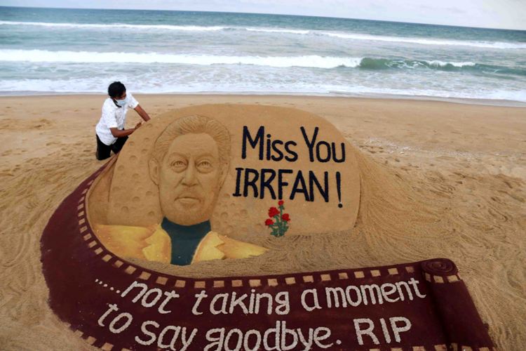 Sand artist Sudarsan Pattnaik pays tribute to late Bollywood actor Irrfan Khan