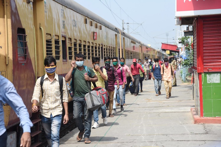 Migrants from Tamil Nadu boarding buses amid lockdown
