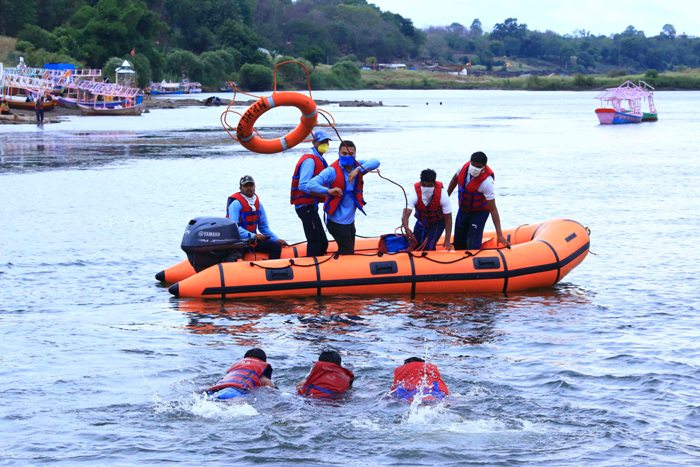 Home Guards, Civil Defence Personnel hold mock drill on Life Saving Skills in Narmada River ahead of the arrival of monsoon in Jabalpur