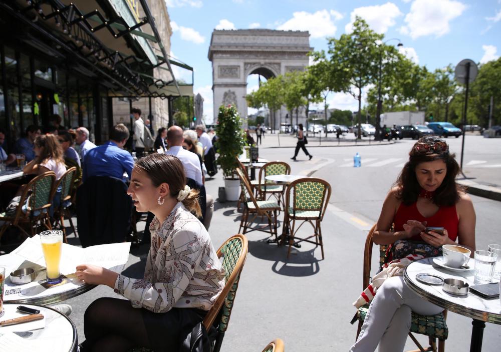 People having lunch at a Paris restaurant