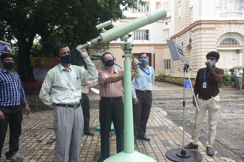 People in Kolkata assemble in BITM to watch solar eclipse