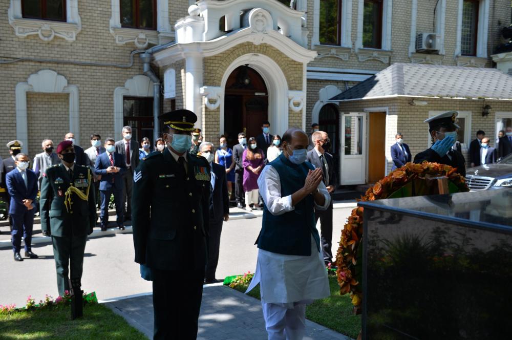 Rajnath pays tribute to Gandhi in Moscow