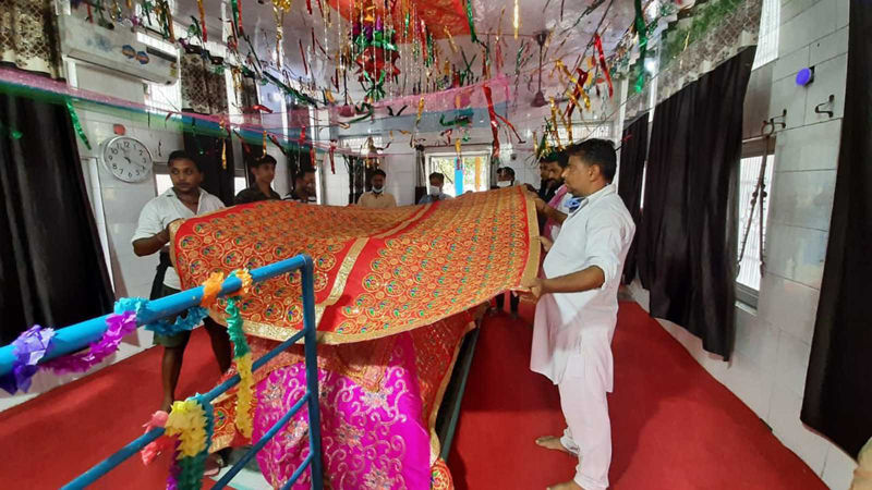 Devotees offer chadar at Baba Chamliyal Shrine