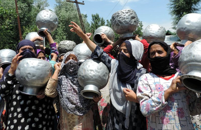 Jammu and Kashmir: Women washing their clothes in pond to protest water scarcity