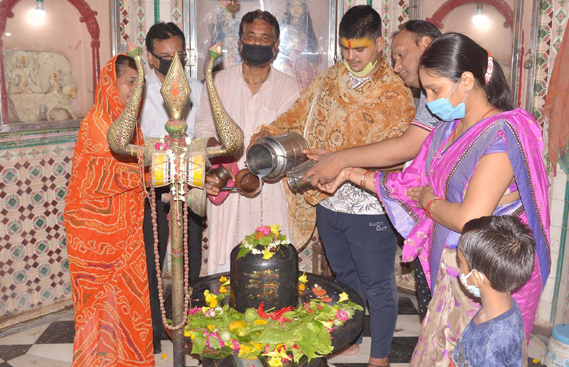 Mathura: Devotees worshiping Lord Shiva