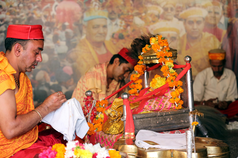 Kullu: Priest offering prayers at Lord Raghunath temple