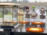 Amarinder Singh paying tribute to Mahatma Gandhi