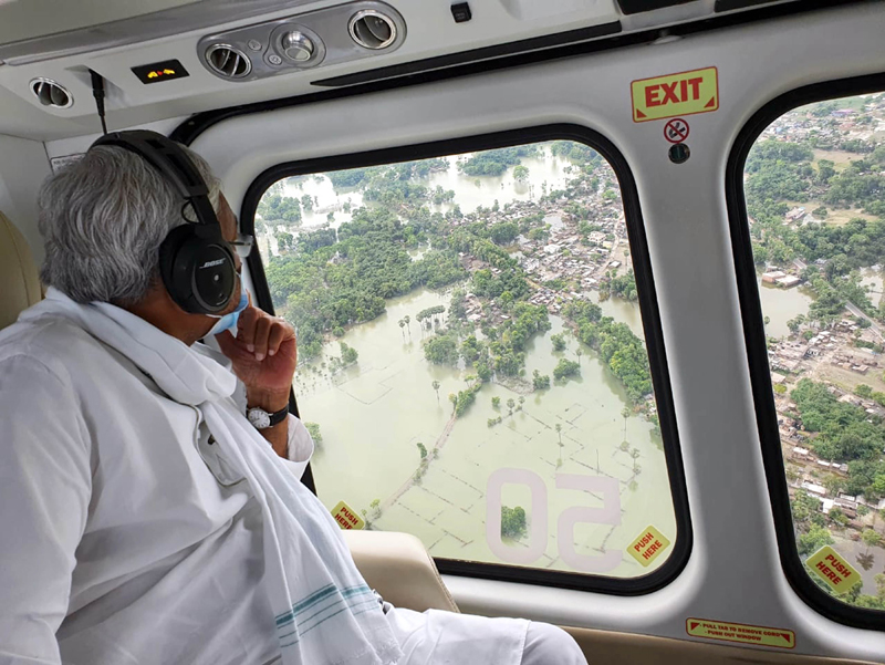 Nitish Kumar conducting an aerial survay of the flood affected Darbhanga