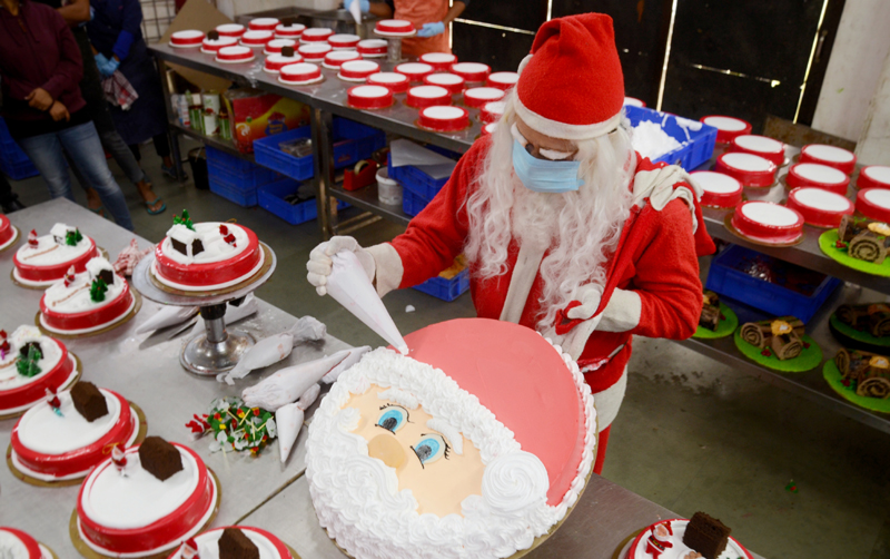 Bakery house makes 90,000 Santa Cake for Christmas