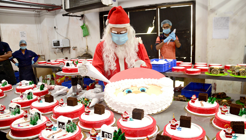 Bakery house makes 90,000 Santa Cake for Christmas