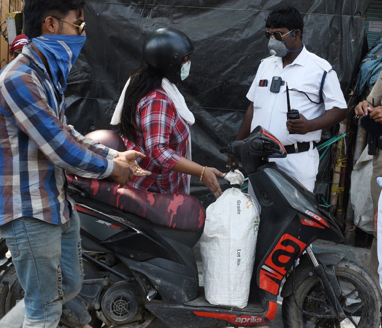 Kolkata Police urge people to stay indoors through street painting
