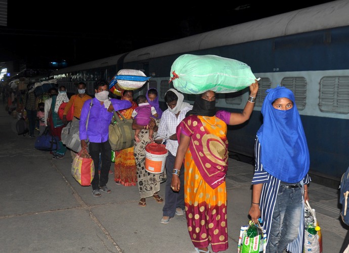 Migrants reach Charbagh railway station to board special train during lockdown