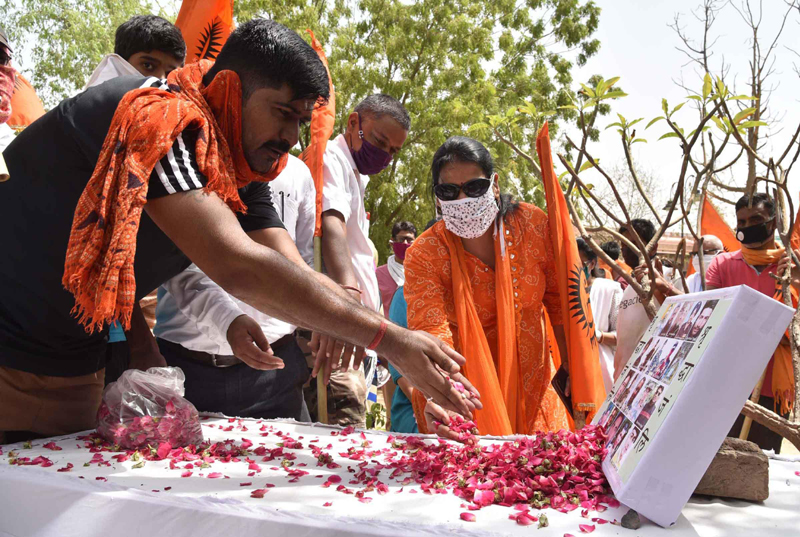 Hindu Jagaran Manch pays floral tributes to Ladakh martyrs