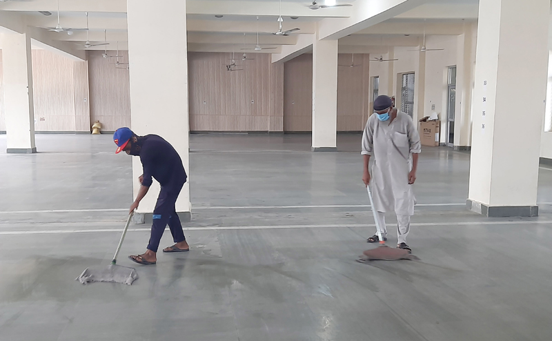 J&K: Men cleaning board at Yatri Niwas base