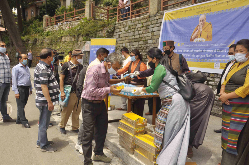 Shimla: Dalai Lama followers distribute masks, sanitizers and juice