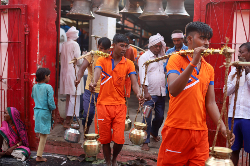 Devotees carrying holy water from the Ganges in Praygraj amid the ongoing Mal Maas