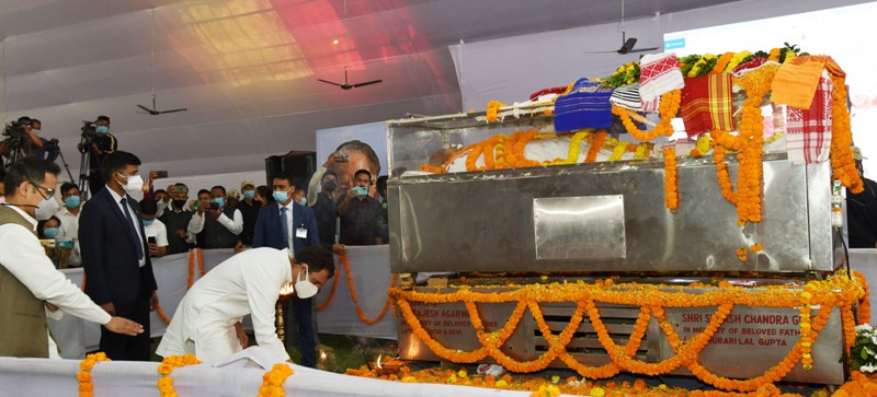 Rahul Gandhi pays homage to late Tarun Gogoi