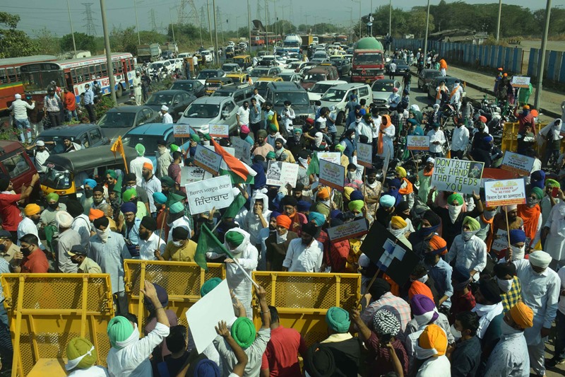Sikh community block traffic at Vashi Toll Naka in Mumbai protesting farm laws