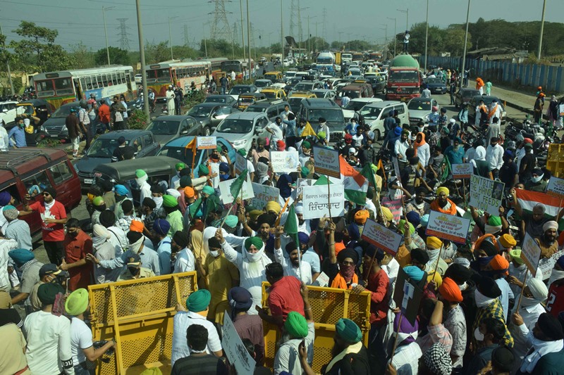 Sikh community block traffic at Vashi Toll Naka in Mumbai protesting farm laws