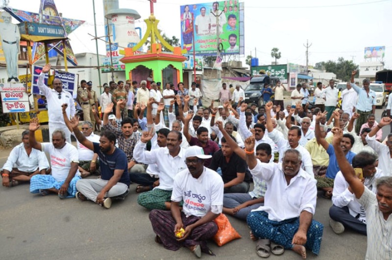 Amaravati: Students hold rally in protest against three capital cities concept of Y S Jagan Mohan Reddy