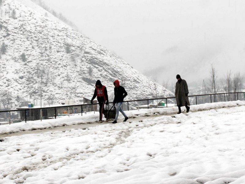 Snowfall in Kashmir blocks road, people take train