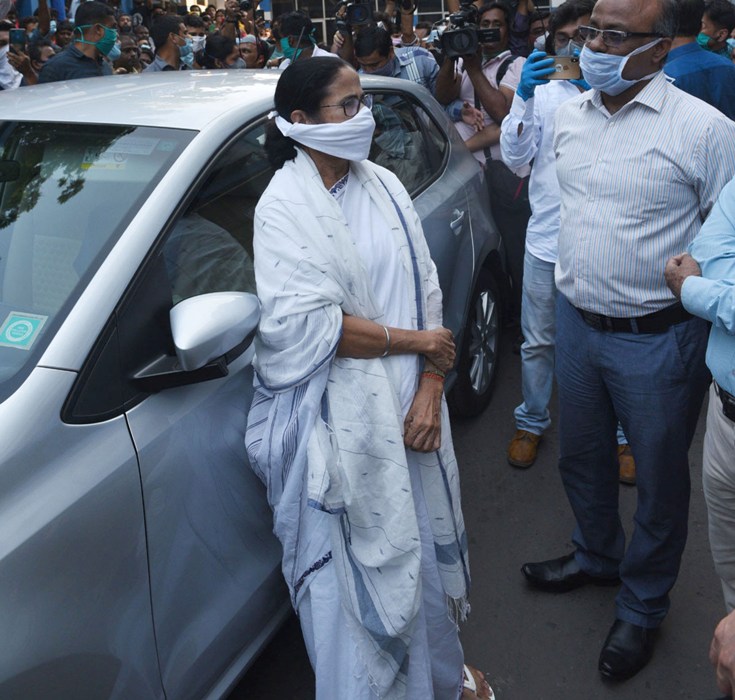Mamata Banerjee visits hospitals to see Covid-19 preparedness