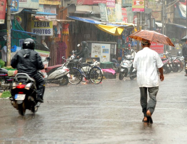 Heavy rain due to cyclone Nisarga in Balagavi