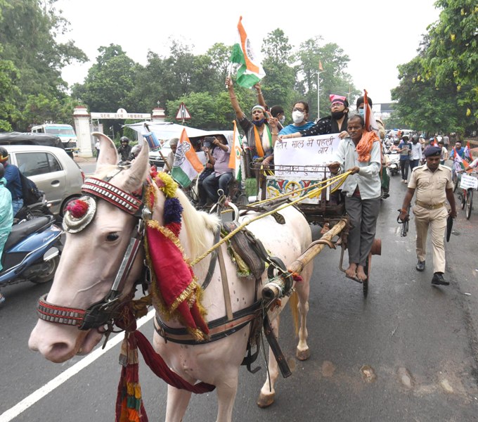 Congress protests against fuel price hike in Patna