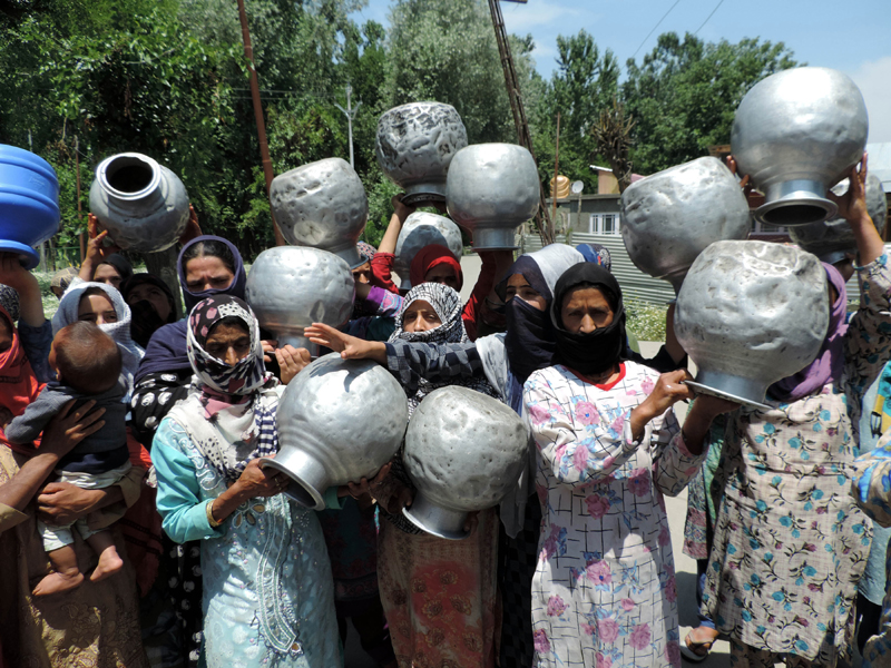 Jammu and Kashmir: Women washing their clothes in pond to protest water scarcity