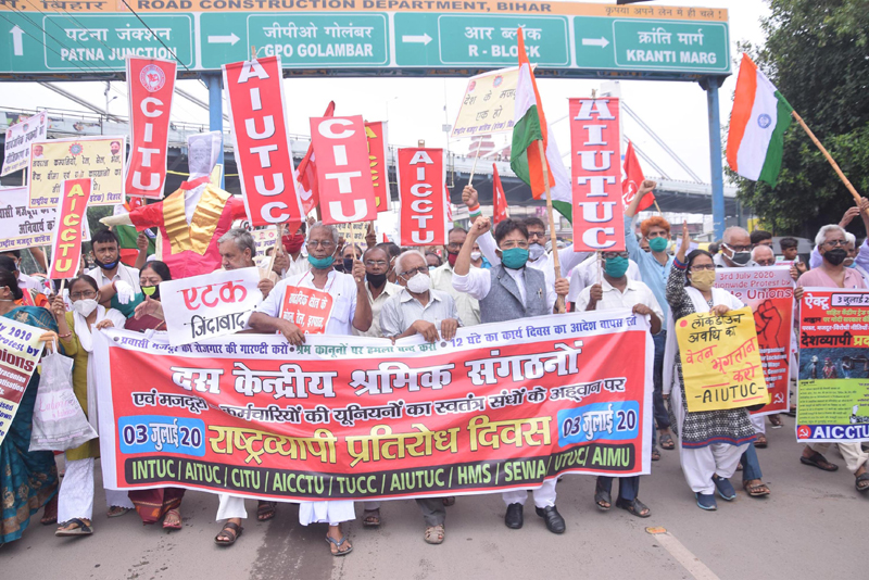 Central trade union members protest against govt policies in Patna
