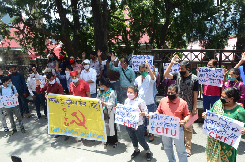 Political workers of different parties protest against state govt in Shimla