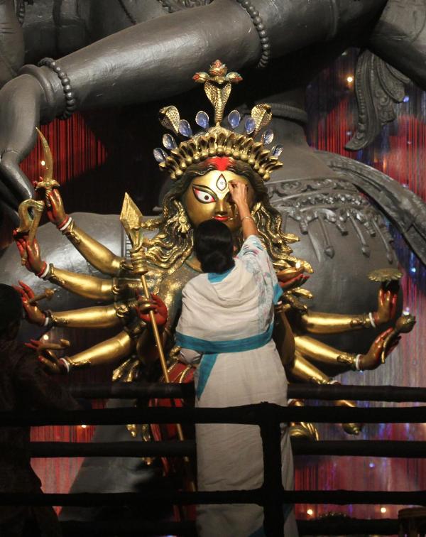 Mamata Banerjee performs Goddess Durga's 'Chokkhudaan' at Kolkata's Chetla Agrani Club