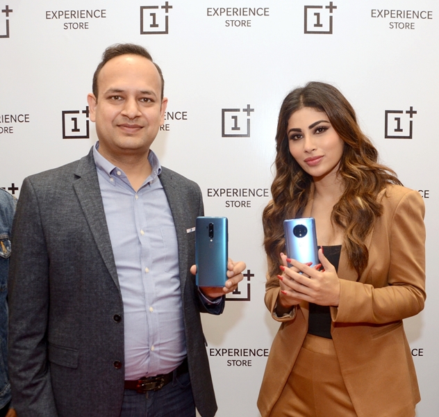 Mouni Roy takes selfie as she promotes OnePlus brand in Kolkata