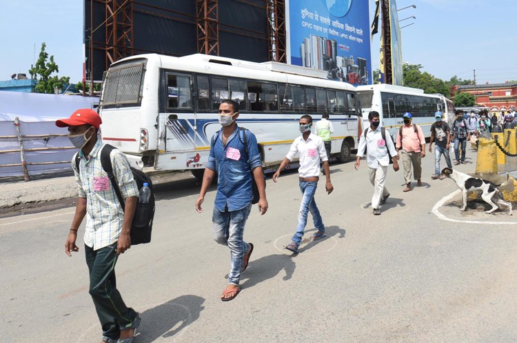 Migrants from Tamil Nadu boarding buses amid lockdown