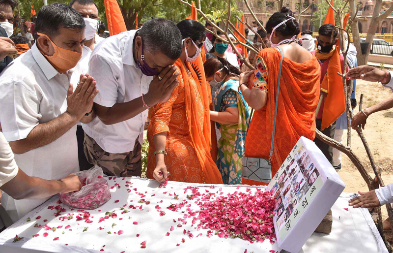 Hindu Jagaran Manch pays floral tributes to Ladakh martyrs