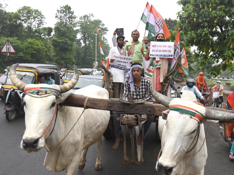 Congress protests against fuel price hike in Patna