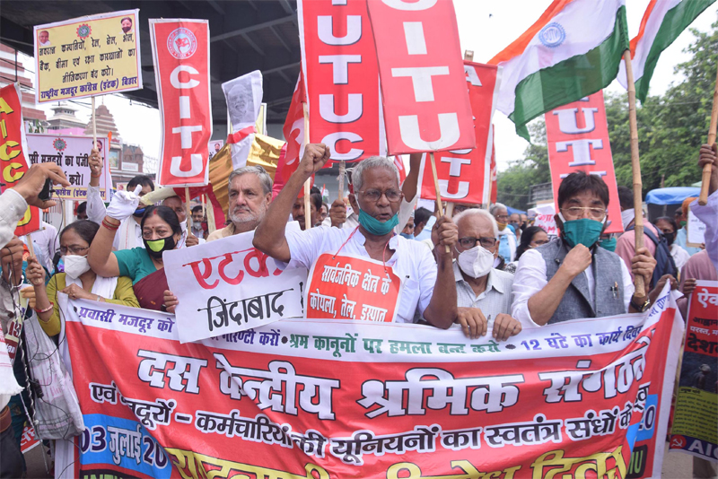 Central trade union members protest against govt policies in Patna
