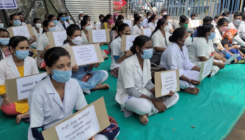 Karnataka health workers stage dharna