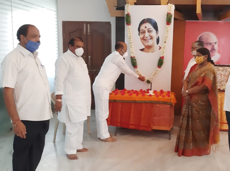 Telangana BJP President Bandi Sanjay Kumar pays tribute to Sushma Swara