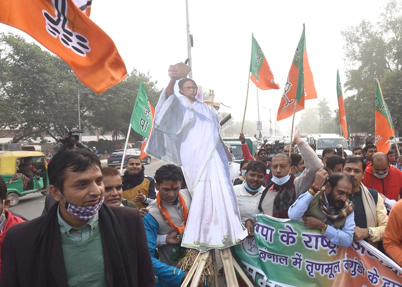 BJP activists burn effigy of Mamata Banerjee in Patna