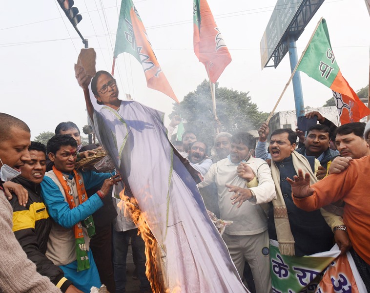 BJP activists burn effigy of Mamata Banerjee in Patna