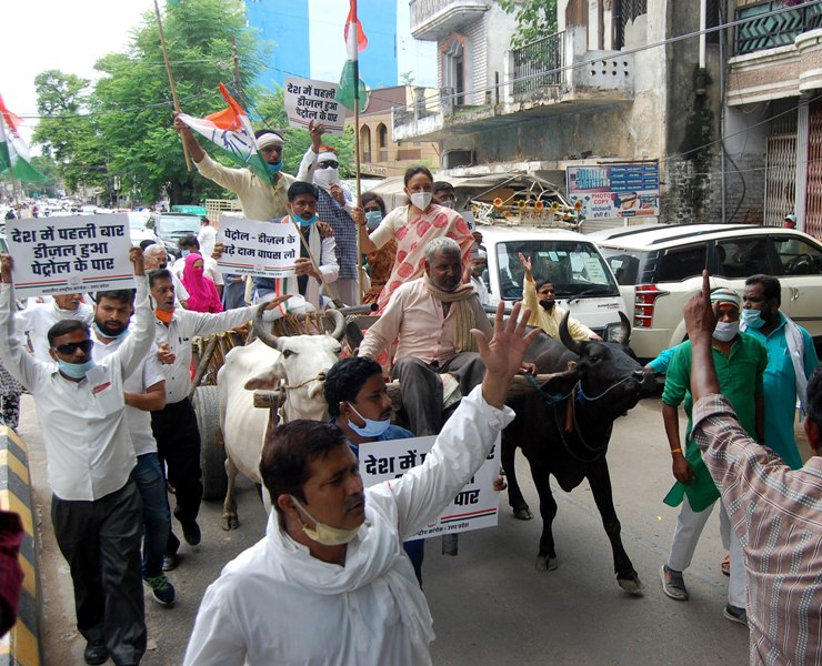 Congress protests against fuel price hike in Lucknow