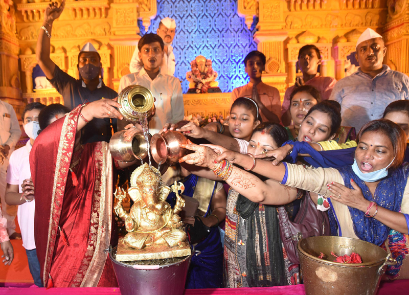 Lord Ganesha immersion: Maharashtrian performing Jal Abhishek