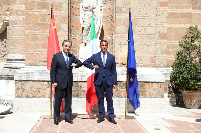 Chinese State Councilor, Foreign Minister Wang Yi, Italian Foreign Minister Luigi Di Maio pose for photos in Rome