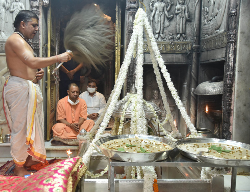 Uttar Pradesh Chief Minister Yogi Aditiyanath offering prayers to Lord Shiva at Kanshi-Vishwanath temple