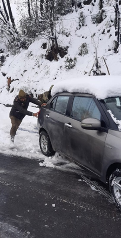 Kashmir: Heavy snowfall in Kud area of Udhampur