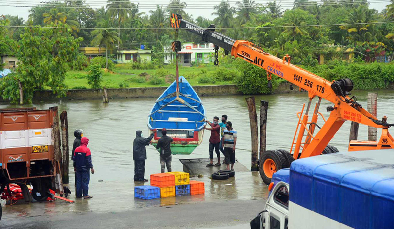 Alappuzha: Trucks loded with fishing vessels