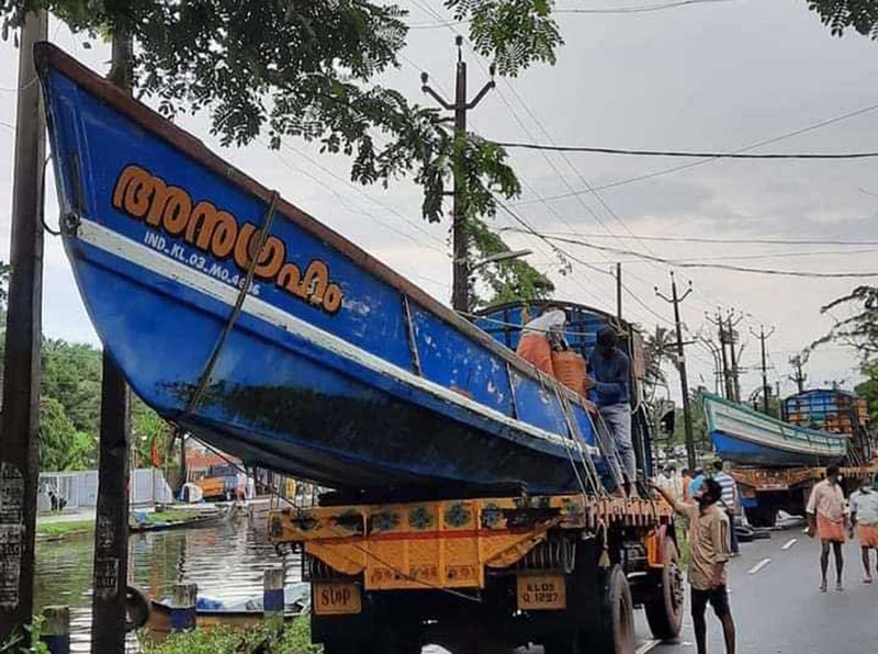 Alappuzha: Trucks loded with fishing vessels