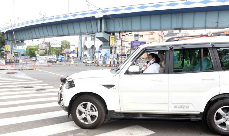 Mamata Banerjee supervises implementation of lockdown in Kolkata