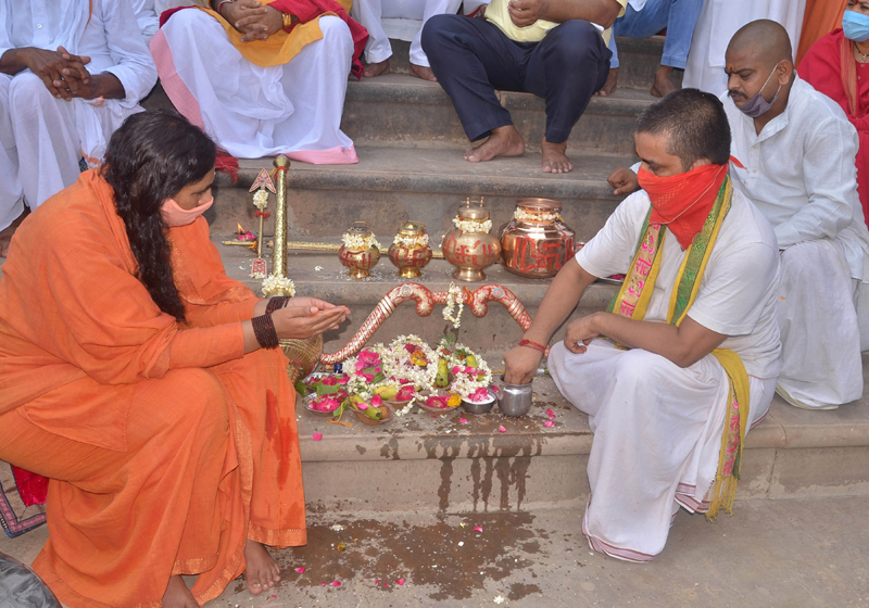 Sadhvi Ritambhara performing puja in UP's Mathura before leaving for Ayodhya